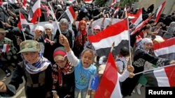 Anak-anak melakukan unjuk rasa menentang serangan udara pimpinan Saudi, dalam sebuah aksi protes di Sanaa, Yaman (foto: dok). 