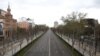 Madrid se ha convertido también en una ciudad fantasma debido a la cuarentena por el coronavirus. En la foto, un desierto Paseo de la Castellana, una de las principales arterias de la metrópoli.