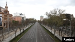 Madrid se ha convertido también en una ciudad fantasma debido a la cuarentena por el coronavirus. En la foto, un desierto Paseo de la Castellana, una de las principales arterias de la metrópoli.