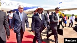 Le Premier ministre israélien Benjamin Netanyahu avec le Président ougandais Yoweri Museveni à Entebbe (Ouganda), le 4 juillet 2016.