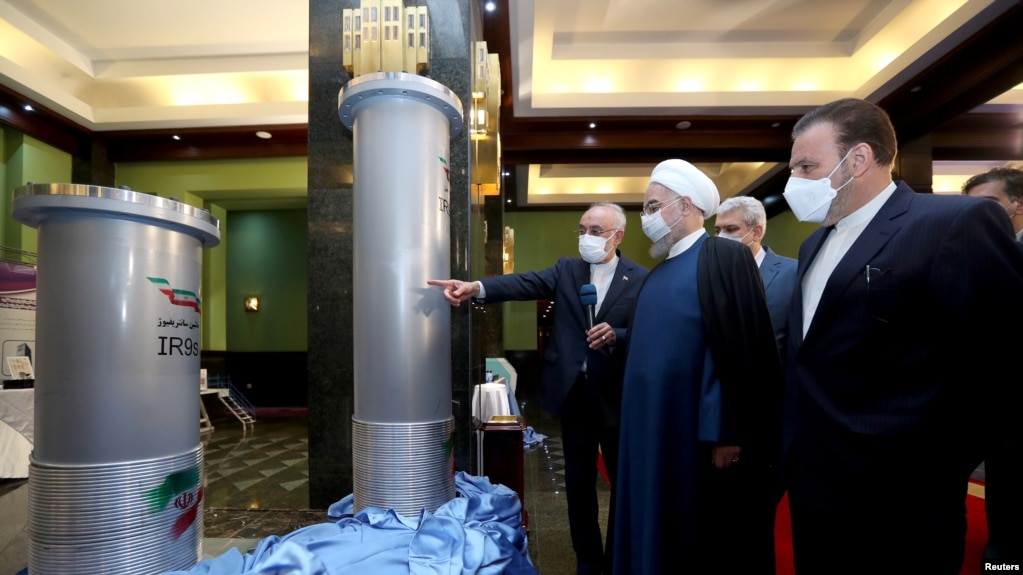 伊朗总统鲁哈尼2021年4月10号在德黑兰参观伊朗核技术取得的成就。(photo:VOA)