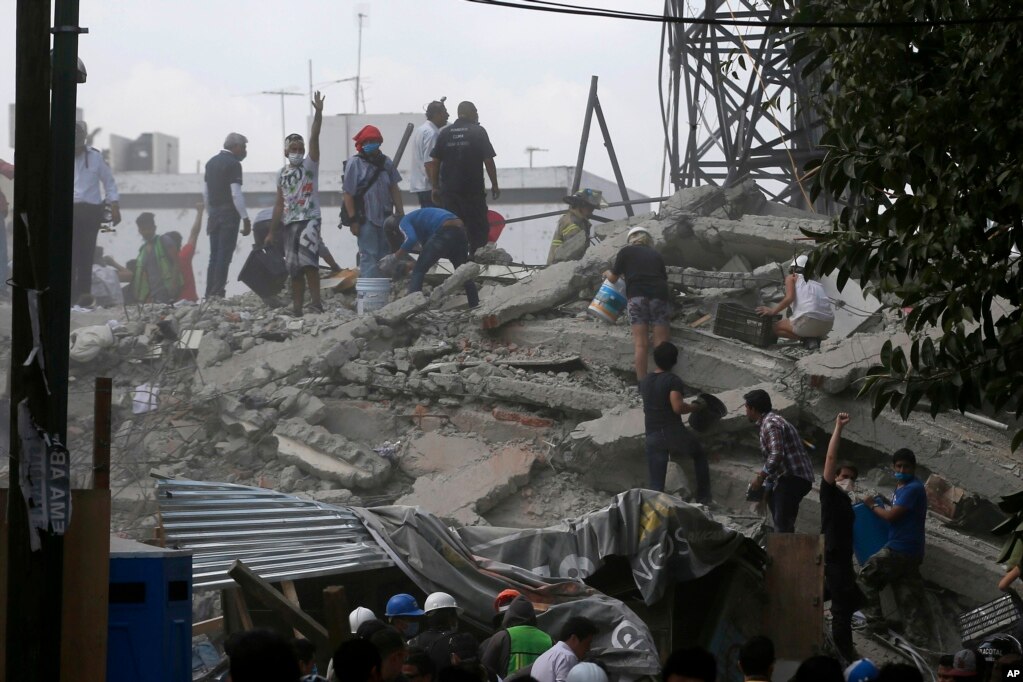 Des bénévoles aident à secourir les blessés et retrouver les morts, à Mexico, Mexique, le 19 septembre 2017.