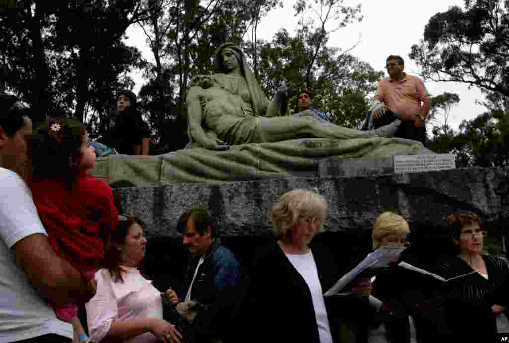 En Tandil, Argentina, feligreses católicos participan en la procesión de Viernes Santo. Foto AP.