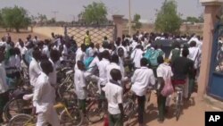 Después del secuestro hace un mes, las autoridades en Nigeria implementaron más medidas de seguridad en las escuelas. 