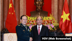 Chủ tịch nước Nguyễn Xuân Phúc tiếp Bộ trưởng Quốc phòng Trung Quốc Nguỵ Phượng Hoà tại Phủ Chủ tịch ở Hà Nội hôm 26/4.