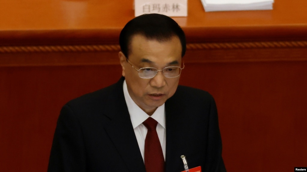 资料照片：中国总理李克强在北京人大会堂举行的全国人大年度会议做政府工作报告。（2021年3月5日）(photo:VOA)