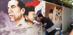 Seniman Solo aksi mural menggambar wajah Presiden Jokowi dan Wapres Ma'ruf Amin di dinding kampung Gremet Manahan Solo