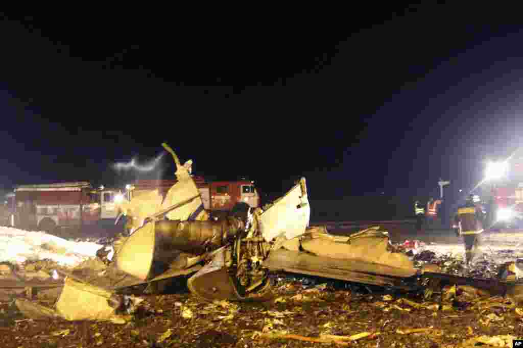 Fire fighters and rescuers work at the crash site of a Russian passenger airliner near Kazan, Nov. 17, 2013. (Russian Emergency Situations Ministry) 