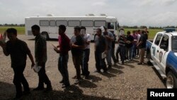 Un grupo de deportados llegan a San Pedro Sula, Honduras. Su número ha crecido a niveles récord en 2013.