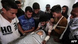 Les amis de la Palestinienne Tahrir Wahba, 18 ans, pleurent lors de ses funérailles à Khan Yunis, dans le sud de la bande de Gaza, le 23 avril 2018.