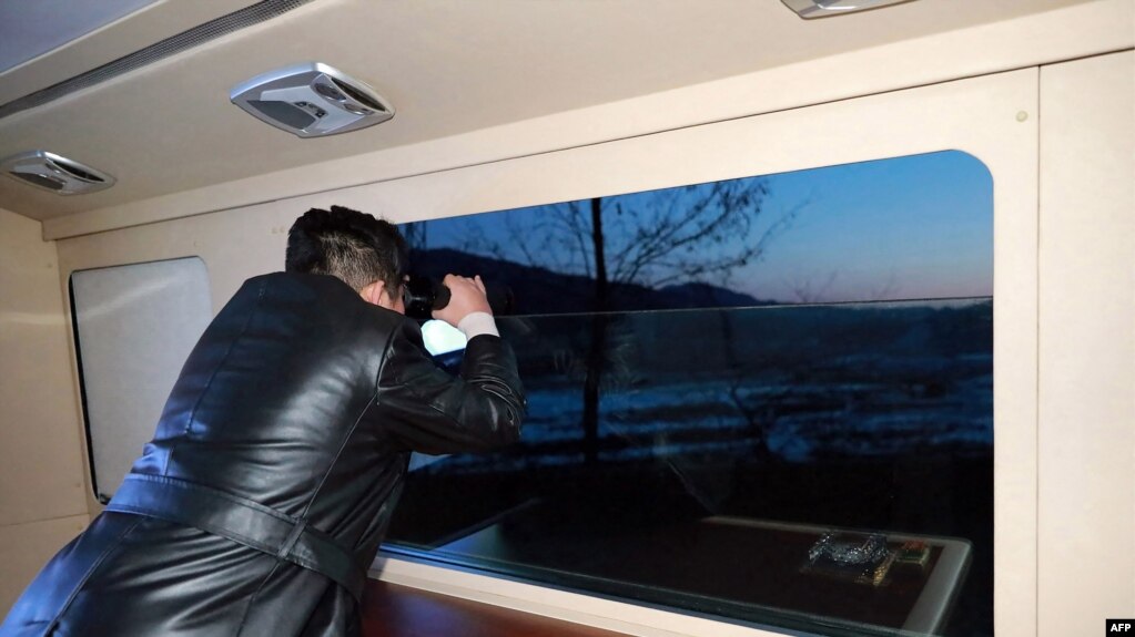 Nhà lãnh đạo Triều Tiên Kim Jong Un quan sát vụ phóng phi đạn của Bình Nhưỡng ngày 11/1/2022. Ảnh do thông tấn xã nhà nước Triều Tiên cung cấp.