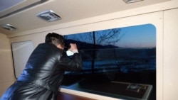 官媒朝中社公布的照片显示朝鲜领导人金正恩2022年1月11日在现场观看导弹发射。