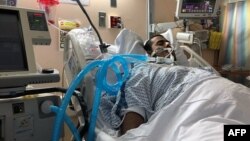 Gregory Rodriguez, salah satu pasien penyakit akibat vaping, saat dirawat di rumah sakit di New York. Rodriquez harus menjalani cangkok paru ganda pada September 2019 lalu. (Foto: AFP/Foto Keluarga)