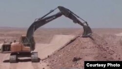 An Iraqi excavator digs a trench outside of Baghdad, which government officials say is a security measure, Feb. 9, 2016. (Courtesy of Salah Bamarni)