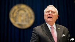 Thống đốc tiểu bang Georgia Nathan Deal họp báo tại Atlanta để thông báo rằng ông đã phủ quyết một dự luật cho phép các cha cố từ chối tổ chức các lễ cưới đồng tính và bảo vệ những ai từ chối tham dự các buổi lễ như vậy hôm 28/3.