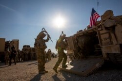 지난 11월 시리아 북동부 미군기지에서 미 대원들이 브래들리 장갑차에 타고 있다.
