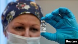 Вакцина “Спутнік V” в руці російської медсестри у Москві 17 вересня 2020 р.