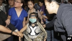 ဟောင်ကောင်ကို ဆေးဝါးကုသခံယူဖို့အသွား မနီလာလေဆိပ်မှာ အာဏာပိုင်တွေ တားမြစ်တာခံခဲ့ရတဲ့ ဖိလစ်ပိုင်သမ္မတဟောင်း Gloria Arroyo (နိုဝင်ဘာလ ၁၅၊ ၂၀၁၁)