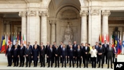 '로마조약' 서명 60주년을 맞아 25일 이탈리아 로마에서 열린 유럽연합(EU)특별정상회의 참가 정상들이 기념촬영을 하고 있다.