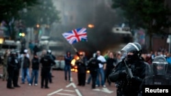 Cảnh sát và người biểu tình ở trung tâm Belfast, ngày 9/8/2013. 