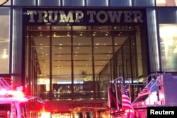 ຕຶກ Trump Tower ແມ່ນເຫັນໄດ້ໃນພາບຖ່າຍນີ້ ໃນລະຫວ່າງ ເກີດໄຟໄໝ້ ຢູ່ໃນເຂດເມືອງ ແມນແຮຕຕັນ ຂອງນະຄອນ ນິວຢອກ, ວັນທີ 7 ເມສາ 2018.