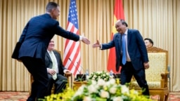 Đại sứ Mỹ tại Việt Nam Daniel Kritenbrink, trái, bắt tay với Thủ tướng Việt Nam Nguyễn Xuân Phúc trong cuộc gặp với Ngoại trưởng Mỹ Pompeo tháng Bảy năm ngoái.