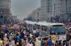 تصویری از ورود اتوبوس گروگان‌ها به پایتخت آمریکا بعد از آزادی از ایران.