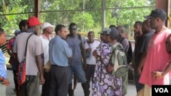 Keluarga dan kerabat penumpang MV Rabaul Queen menunggu kabar lebih lanjut dari kantor penanggulangan bencana di Angau Drive, Lae, Papua Nugini (2/2).