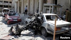 30일 시리아 다마스쿠스 마르제 지구에서 발생한 폭탄 테러로 파손된 차량.