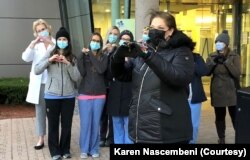 Karen Nasembeni sağalandan sonra tibb işçilərinə təşəkkürünü bildirmək üçün Lahey Hospitalını ziyarət edib.