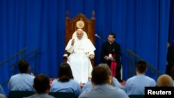 Paus Fransiskus bertemu dengan narapidana Lembaga Pemasyarakatan Curran-Fromhold Philadelphia, 27 September 2015.