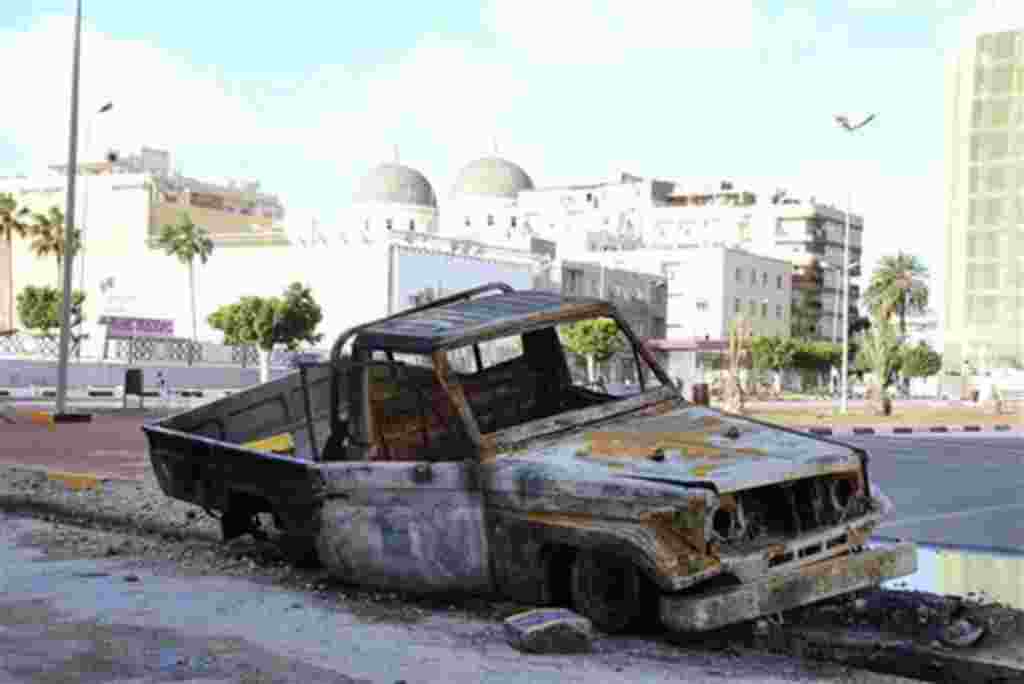 Vehículo dañado en las calles de Libia tras varios días de protestas en todo el país.