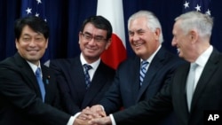 Dari kiri: Menhan Jepang Itsunori Onodera, Menlu Jepang Taro Kono, Menlu AS Rex Tillerson dan Menhan AS James Mattis dalam pertemuan di kantor Deplu AS, Washington DC, 17 Agustus 2017. (Foto: dok).