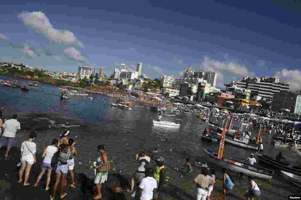 Creyentes de la religión afrobrasileña Umbanda ofrecen flores a la diosa Yemanja en Rio Vermelho, Salvador da Bahia, Brasil.