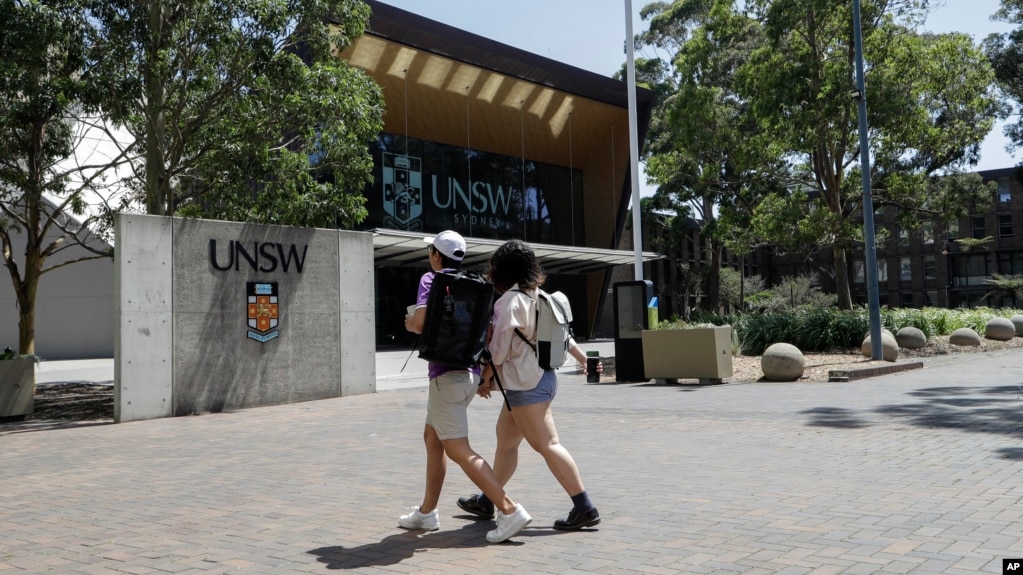 资料照：澳大利亚新南威尔士大学的学生走进校园。（2020年12月1日）(photo:VOA)