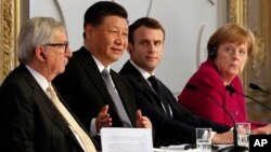 欧盟委员会主席容克（左一）、中国国家主席习近平（左二）、法国总统马克龙（右二） 和德国总理默克尔2019年3月26日在法国巴黎爱丽舍宫出席记者会。