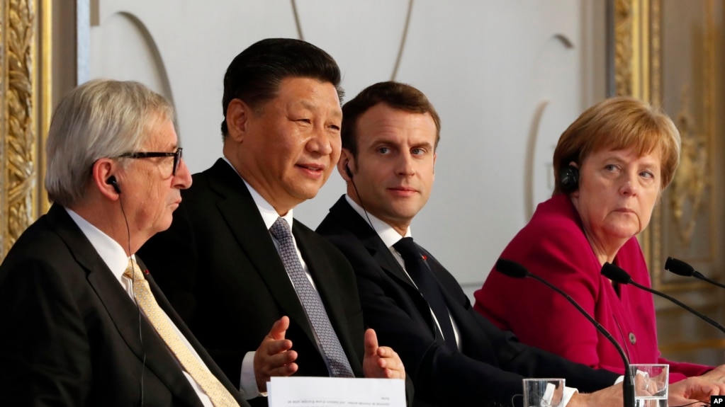 欧盟委员会主席容克（左一）、中国国家主席习近平（左二）、法国总统马克龙（右二） 和德国总理默克尔2019年3月26日在法国巴黎爱丽舍宫出席记者会。(photo:VOA)
