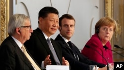 歐盟委員會主席容克（左一）、中國國家主席習近平（左二）、法國總統馬克龍（右二） 和德國總理默克爾2019年3月26日在法國巴黎愛麗舍宮出席記者會。