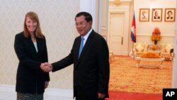 Rhona Smith, left, U.N. special rapporteur on the situation of human rights in Cambodia, poses with Cambodian Prime Minister Hun Sen, for a photo during a meeting at Peace Palace, in Phnom Penh, Cambodia, Monday, Sept. 21, 2015. 