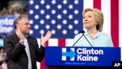 Mgombea urais Marekani wa Democratic, Hillary Clinton akiwa na mgombea mwenza, Seneta Tim Kaine. 