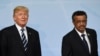Le président américain Donald Trump et le directeur général de l'Organisation mondiale de la santé (OMS) Tedros Adhanom, lors du sommet du G20 à Hambourg, dans le nord de l'Allemagne, le 7 juillet 2017. (Photo SAUL LOEB / AFP)