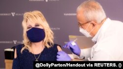 La chanteuse Dolly Parton reçoit la vaccin contre le coronavirus au Vanderbilt University Medical Center à Nashville, Tennessee, États-Unis, le 2 mars 2021.