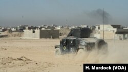 19일 이라크 모술 인근에서 이라크 육군 차량이 전선으로 향하고 있다.