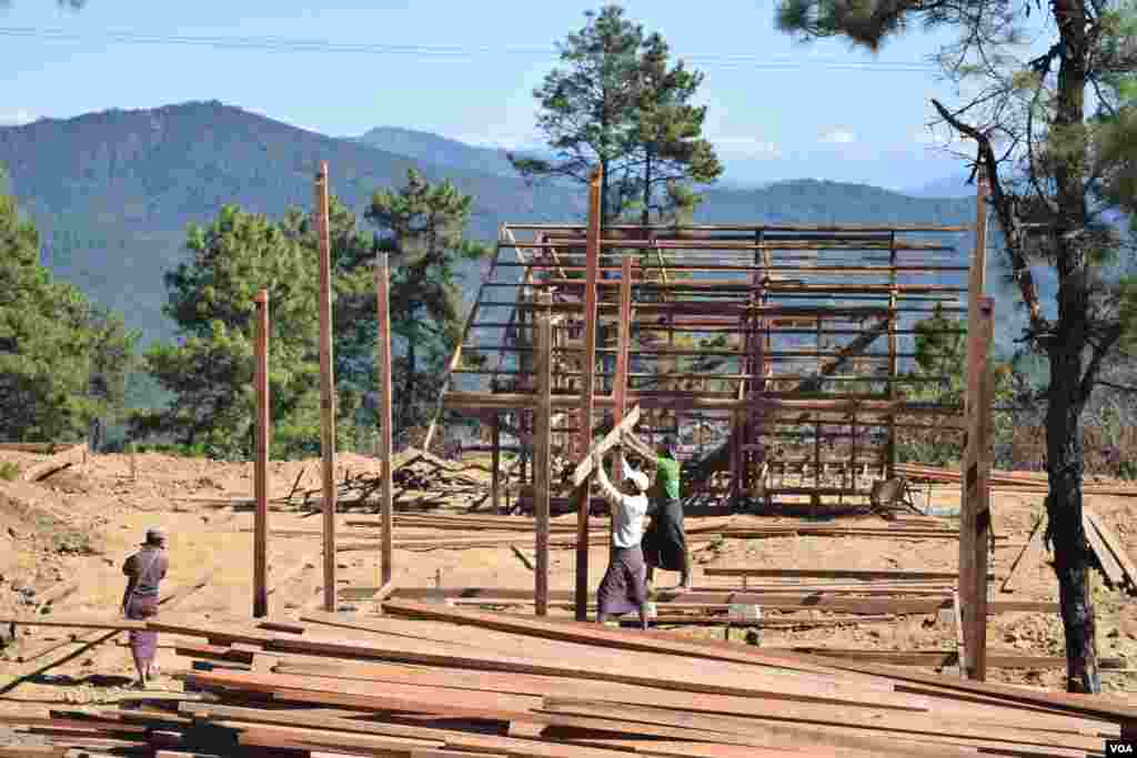 A new village is being built on the outskirts of the state's capital to house displaced people. (D. de Carteret/VOA)