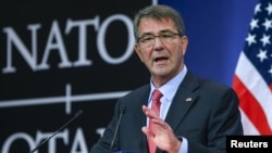 Le Secrétaire américain à la Défense Ash Carter prend la parole à une conférence de presse au cours d'une réunion des ministres de la Défense de l'OTAN au siège de l'Alliance à Bruxelles , le 11 février 2016 .