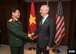 美國國防部長馬蒂斯和越南防長2018年6月1日在新加坡會面（美國國防部照片）。馬蒂斯在訪問越南的途中表示，美國非常關切中國在有爭議的南中國海軍事化以及“掠奪性經濟行為”
