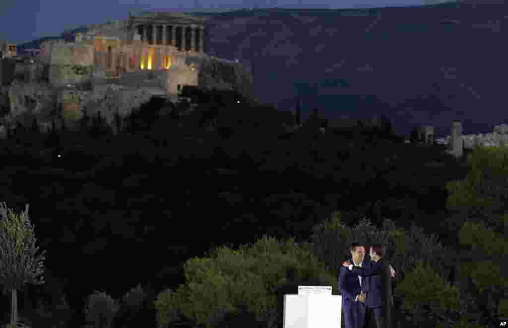 دیدار نخست وزیر یونان و امانوئل ماکرون، رئیس جمهوری فرانسه در یونان. محور اصلی این دیدار حل بحران اقتصادی در یونان است.