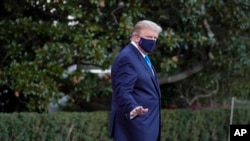 Le président Donald Trump salue les journalistes alors qu'il quitte la Maison Blanche pour se rendre à l'hôpital militaire Walter Reed après avoir été testé positif au coronavirus, vendredi 2 octobre 2020, à Washington. (AP Photo/Alex Brandon)