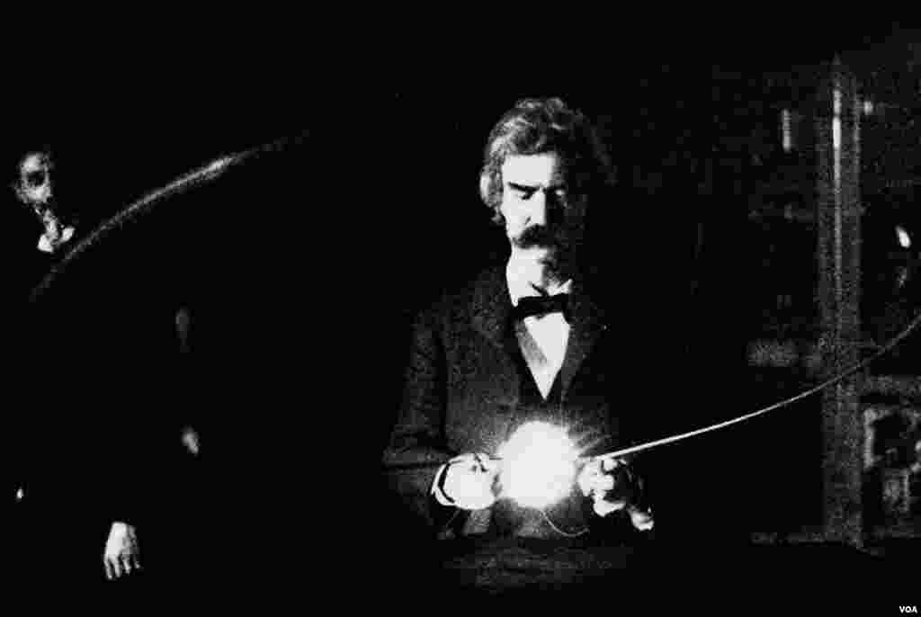 Mark Tven Nikola Teslanın laboratoriyasında. 1894.