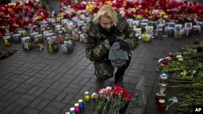 Một phụ nữ Ukraine tưởng nhiệm người bạn bị thiệt mạng trong các cuộc xô xát với cảnh sát hồi tháng 2 tại Quảng trường Độc lập ở Kiev.